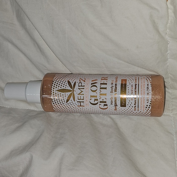 Hempz Glow Getter Herbal Body Mist. Bergamot And Warm Vanilla! Shimmer - Picture 2 of 6